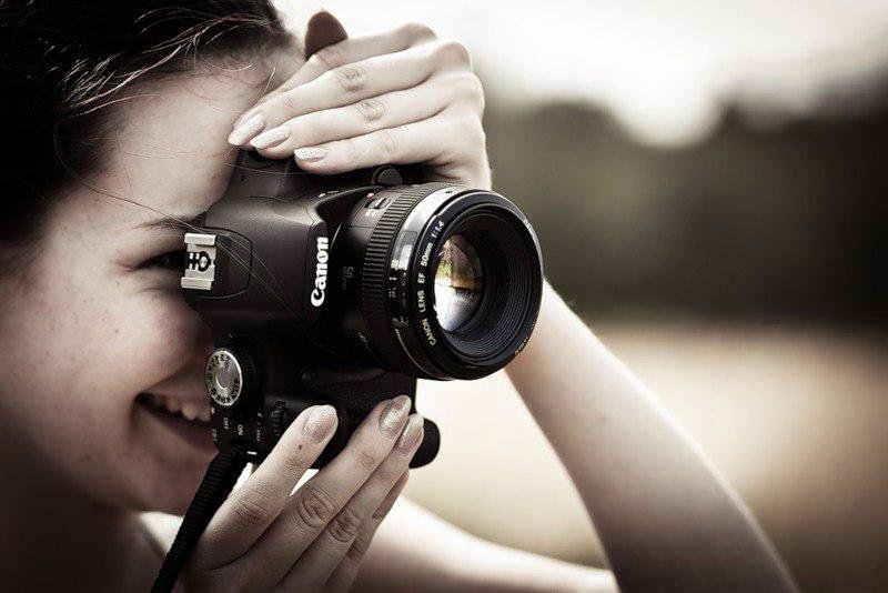 Фотограф с фотоаппаратом в руках