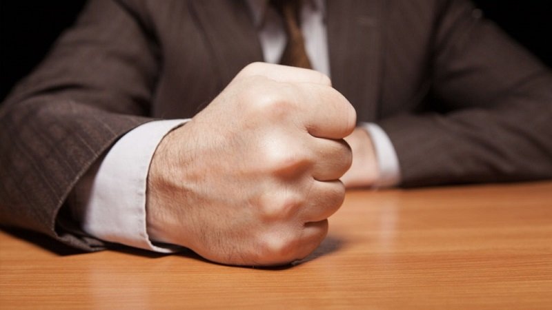 Мужик бьет кулаком по столу