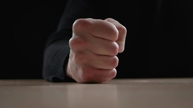 Кулаком по столу