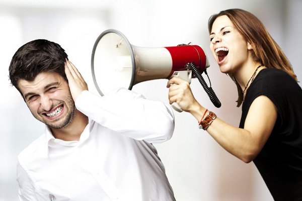 Девушка кричит на парня