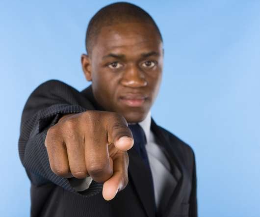 Негр показывает пальцем