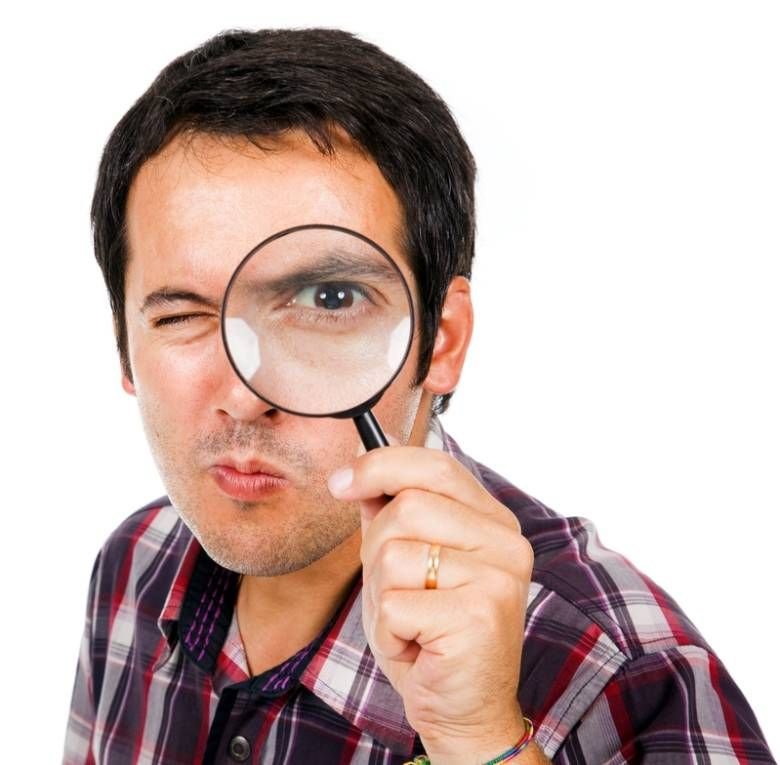 Человек с лупой