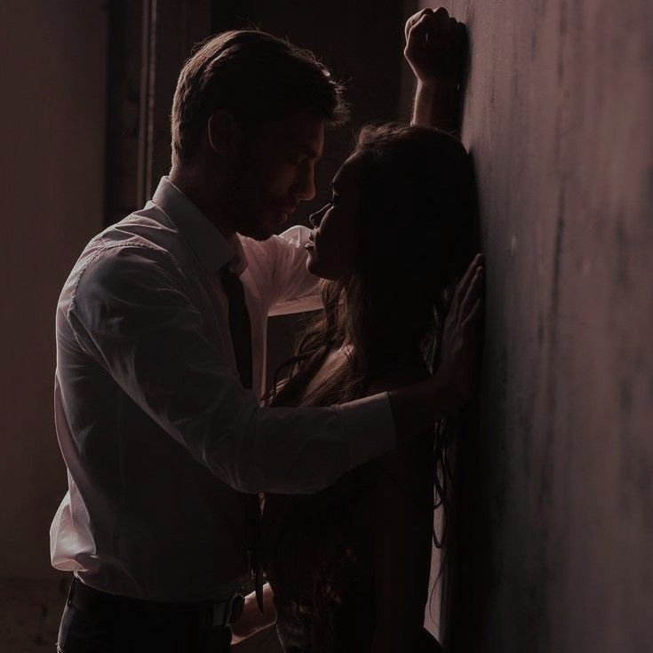 Парень прижимает к стенке