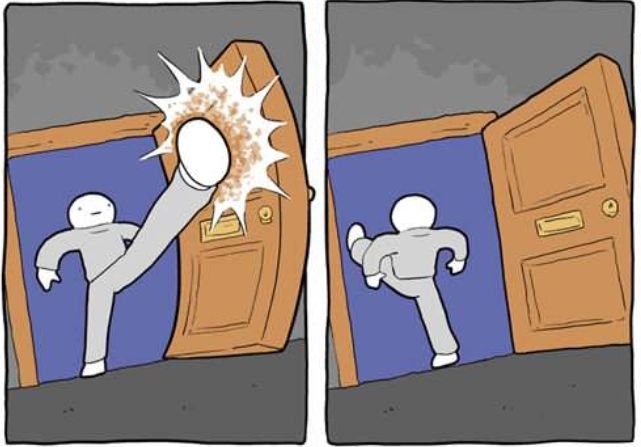 Выбивает дверь с ноги