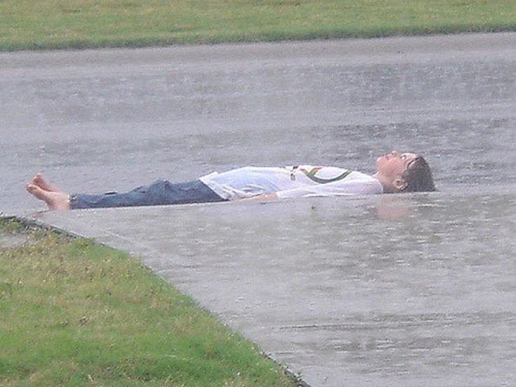 Человек лежит под дождем