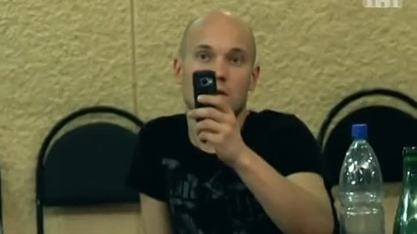 Лысый мужик с телефоном