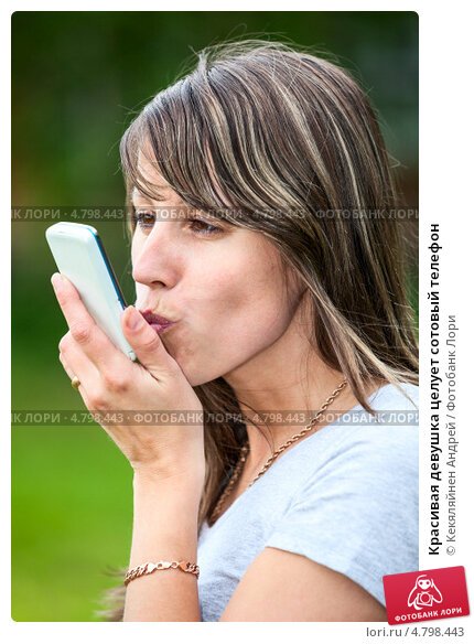 Женщина целует телефон Мем