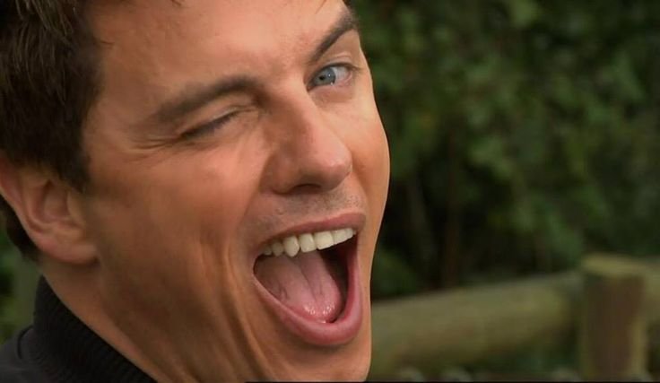 Мужчина подмигивает