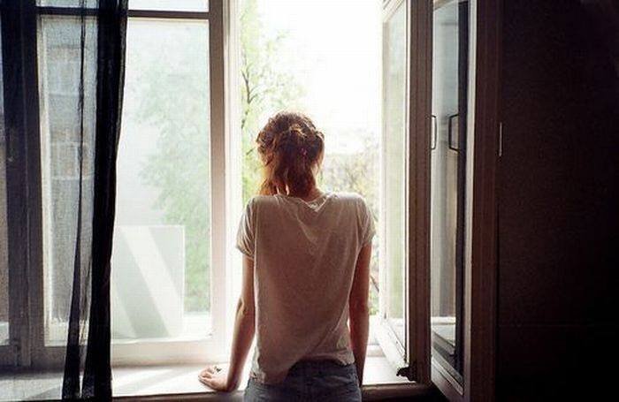 Девушка на подоконнике