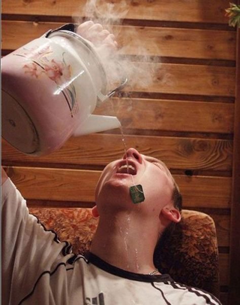 Пьет из чайника