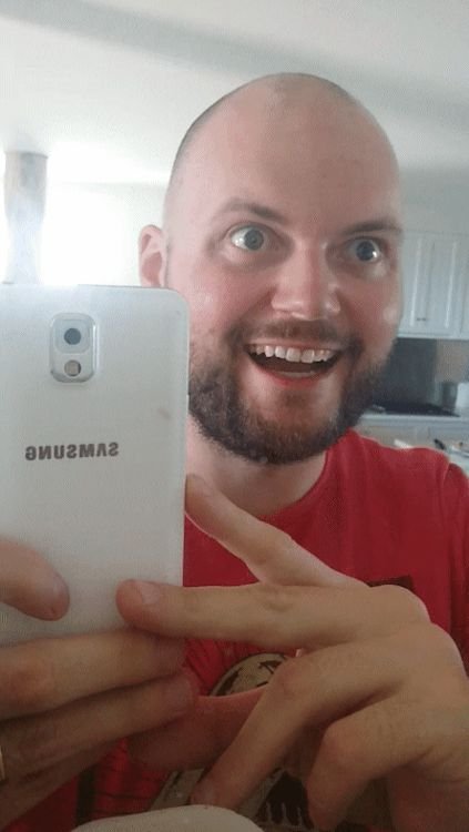 Лысый парень селфи