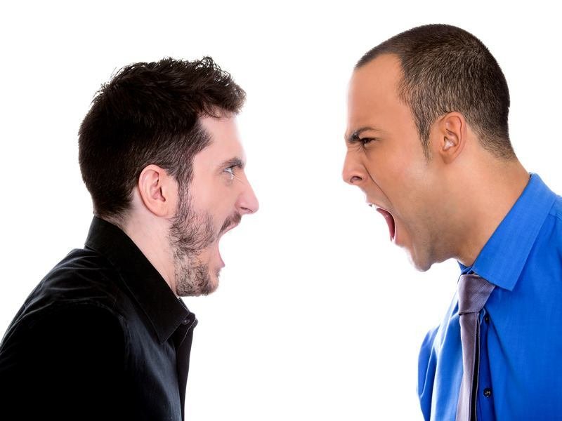 Двое орут друг на друга