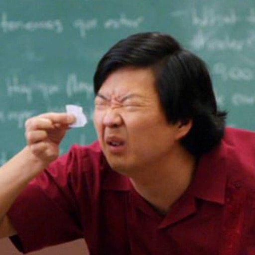 Проснувшийся мужик щурится