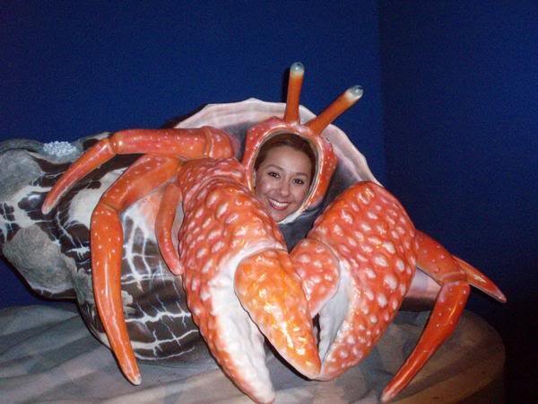 Девушка в костюме краба