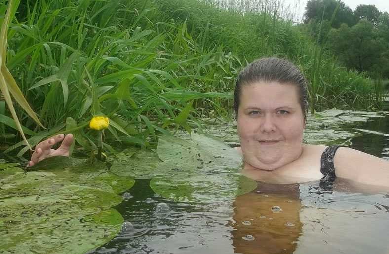 Мужик в болоте толстый