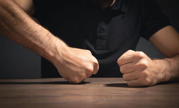 Мужик бьет кулаком по столу