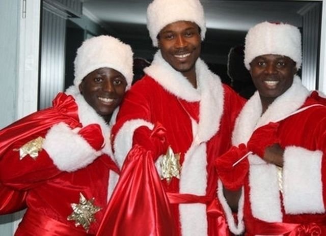 Негр в костюме Деда Мороза