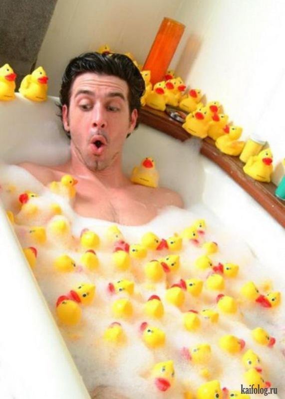 Мужик в ванной с уточкой