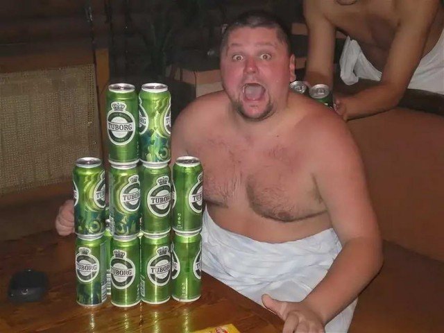 Мужик с пивом и сигаретой