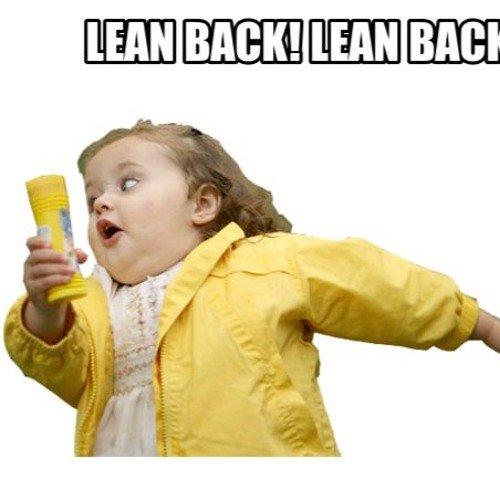 Девочка в желтом убегает