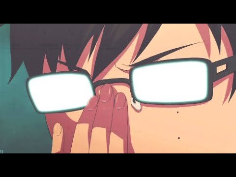 Поправляет очки