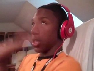 Чернокожий в наушниках