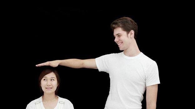 Невысокий человек