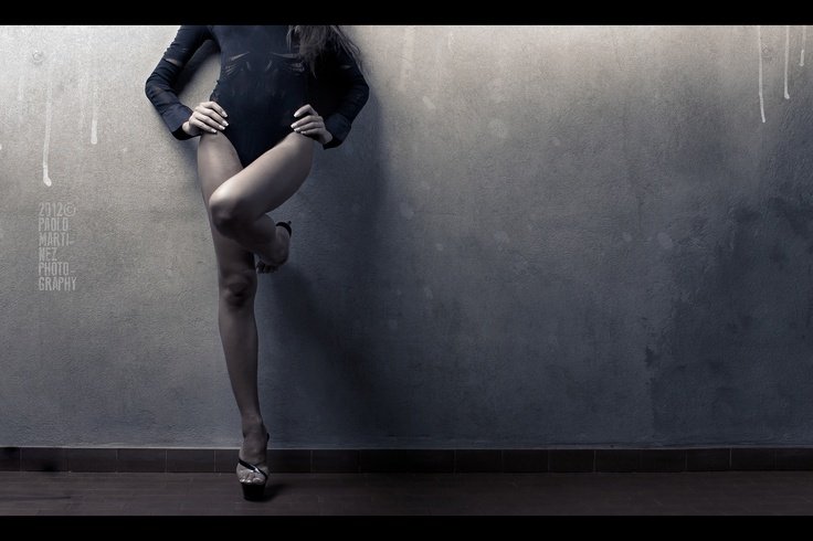 Девушка у стены