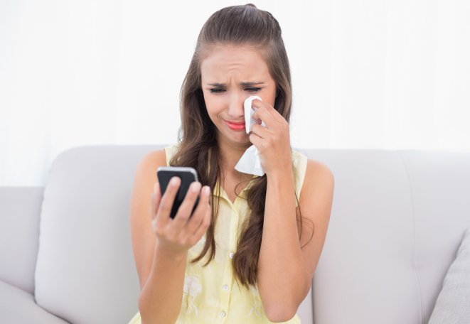 Девушка со смартфоном