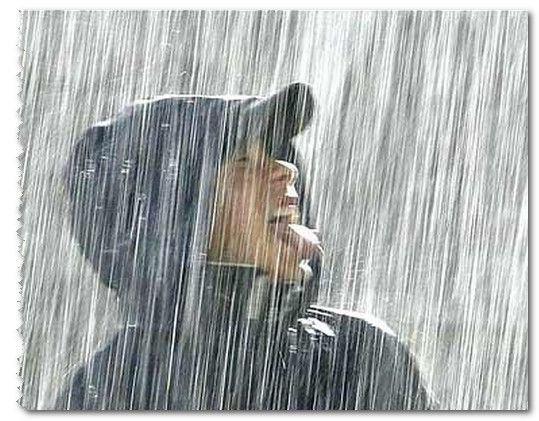 Промокший человек под дождем