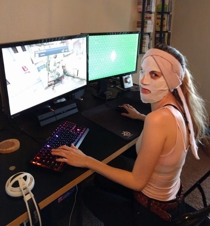 За компьютером прикол