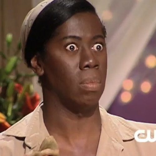 Девушка негр щурится