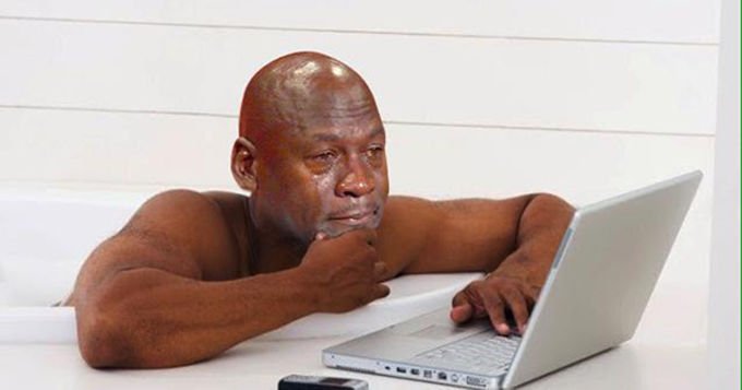 Чернокожий за компьютером