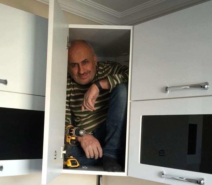 Мужик сидит в шкафу