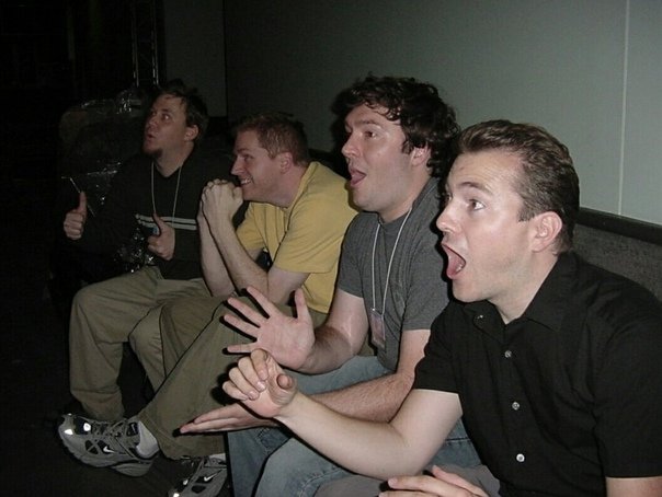 Мужик на диване Мем