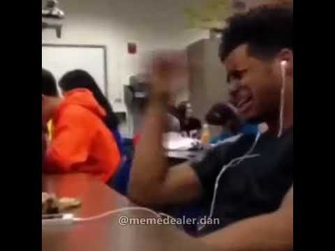 Нигер в наушниках