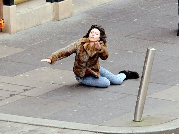 Девушка спотыкается