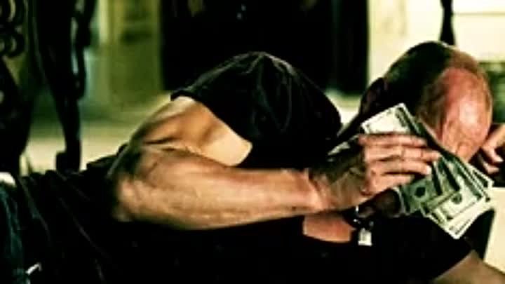 Вуди Харрельсон вытирается деньгами