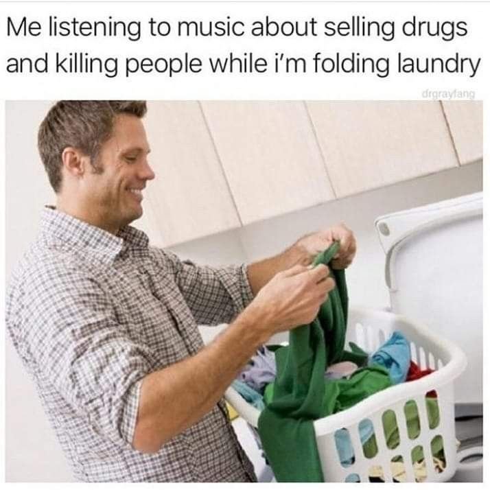 Мужчина складывает одежду