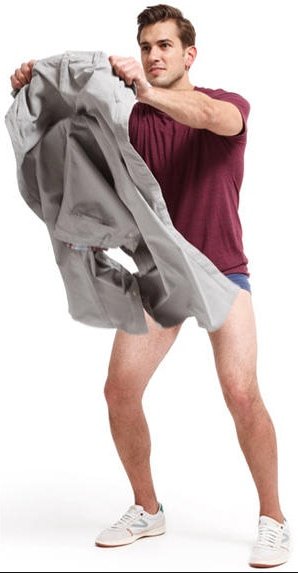 Человек снимает штаны