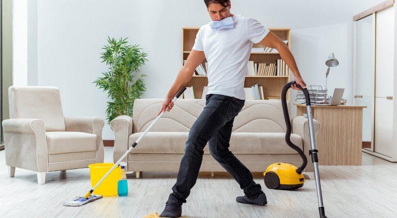 Мужик убирается дома