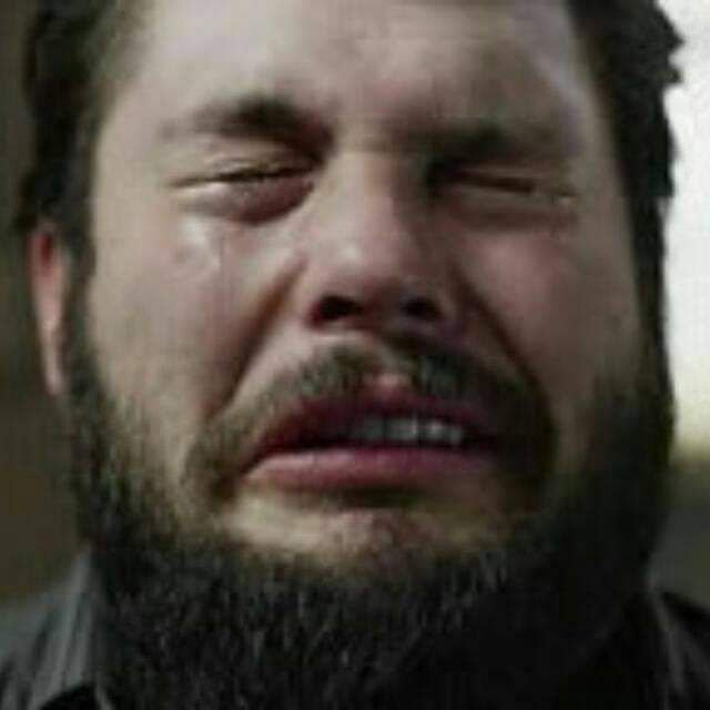 Бородатый мужчина кричит