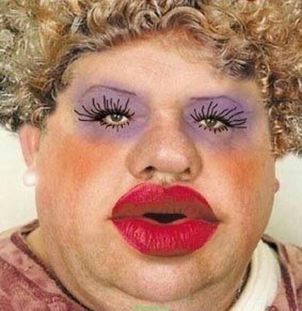 Смешная женщина с накрашенными губами