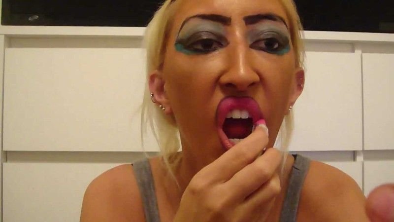 Страшная накрашенная баба