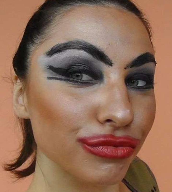 С накрашенной девушкой