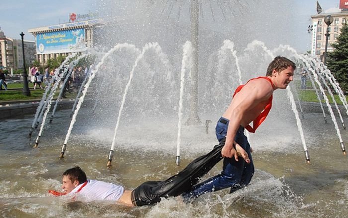 Выпускники в фонтане