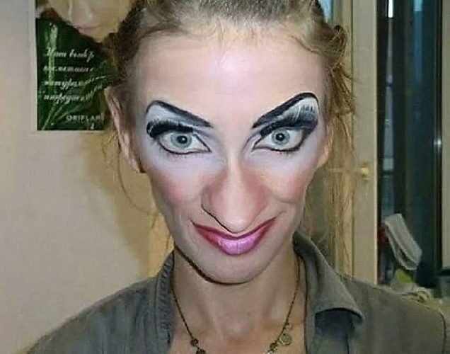 Смешная накрашенная женщина
