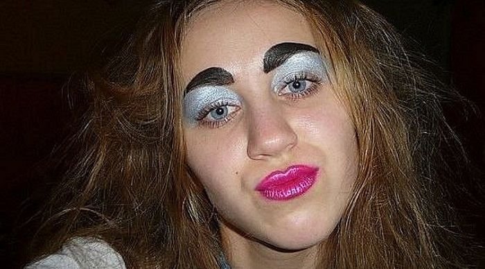 Сильно накрашенная женщина