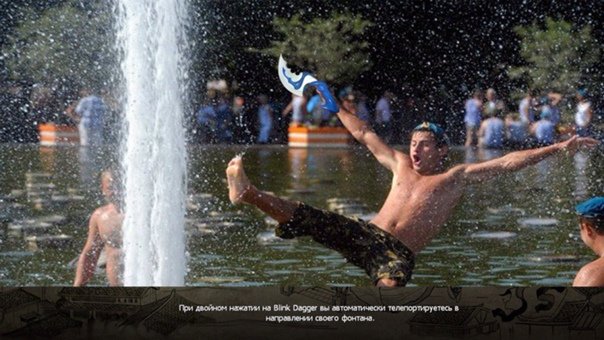 Мужчина моется в фонтане