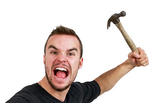 Замахивается молотком